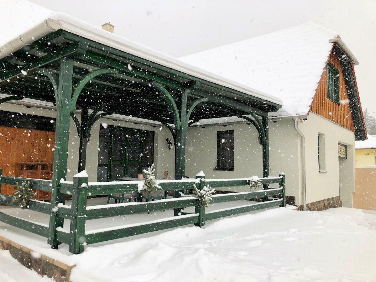 Hotel Sasfeszek Vendeghaz Zirc Exterior foto